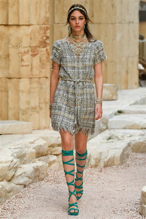 vogue chanel resort 2018|Chanel Resort 2018 Fashion Show .